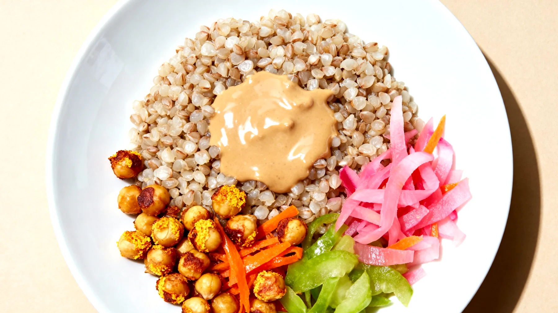 Buchweizen-Bowl mit Tahini, gerösteten Kichererbsen und fermentiertem Gemüse"