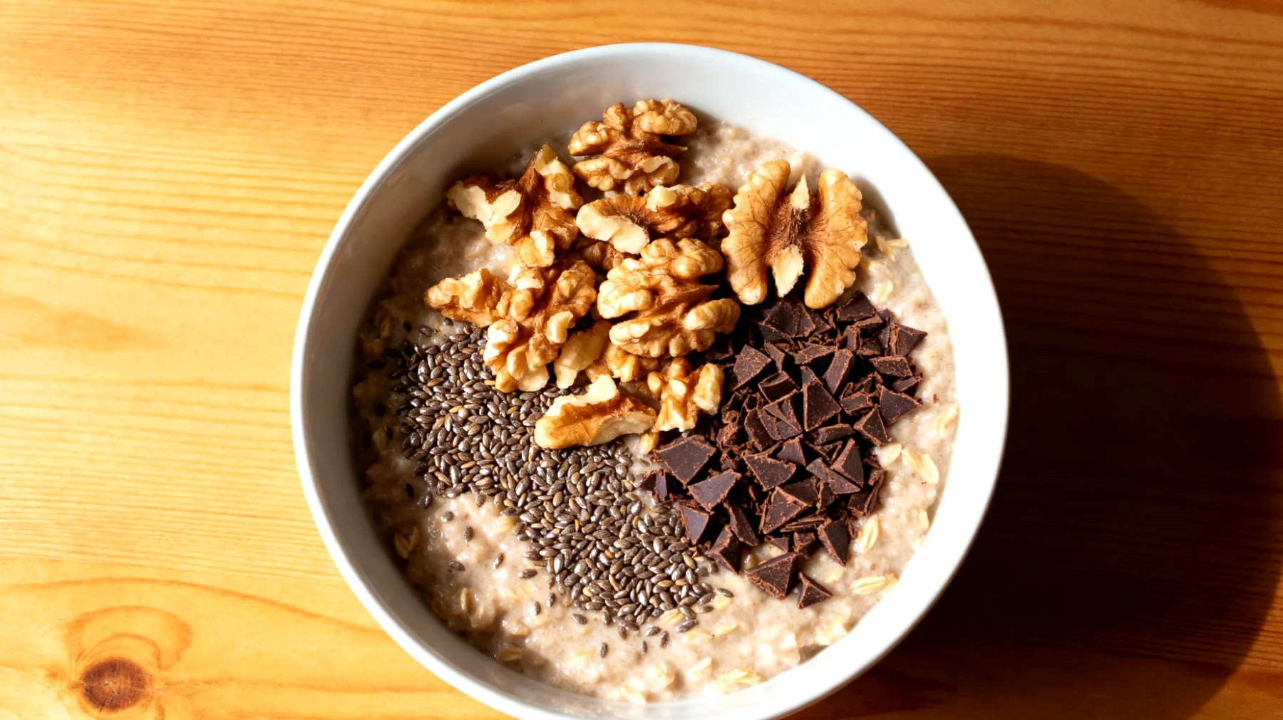 Hafer-Porridge mit Walnüssen, Leinsamen und Kakao-Nibs"