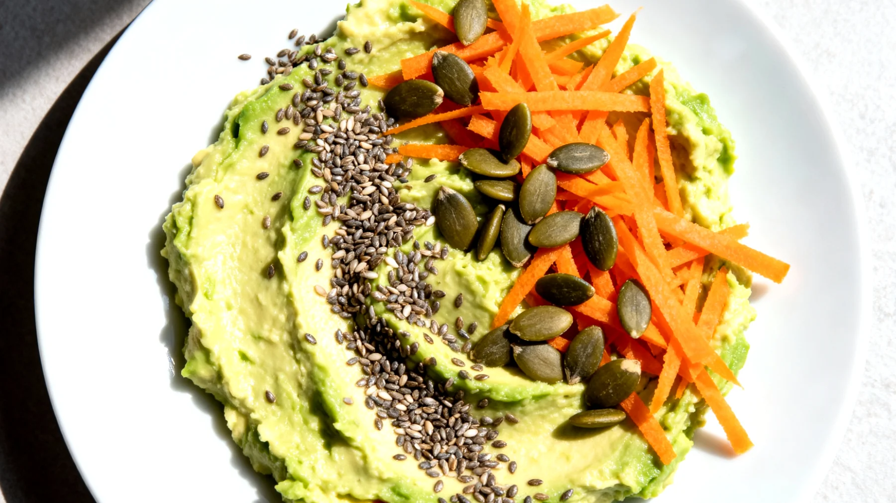 Hanfsamen-Avocado-Aufstrich mit Karotte und Kürbiskernen"