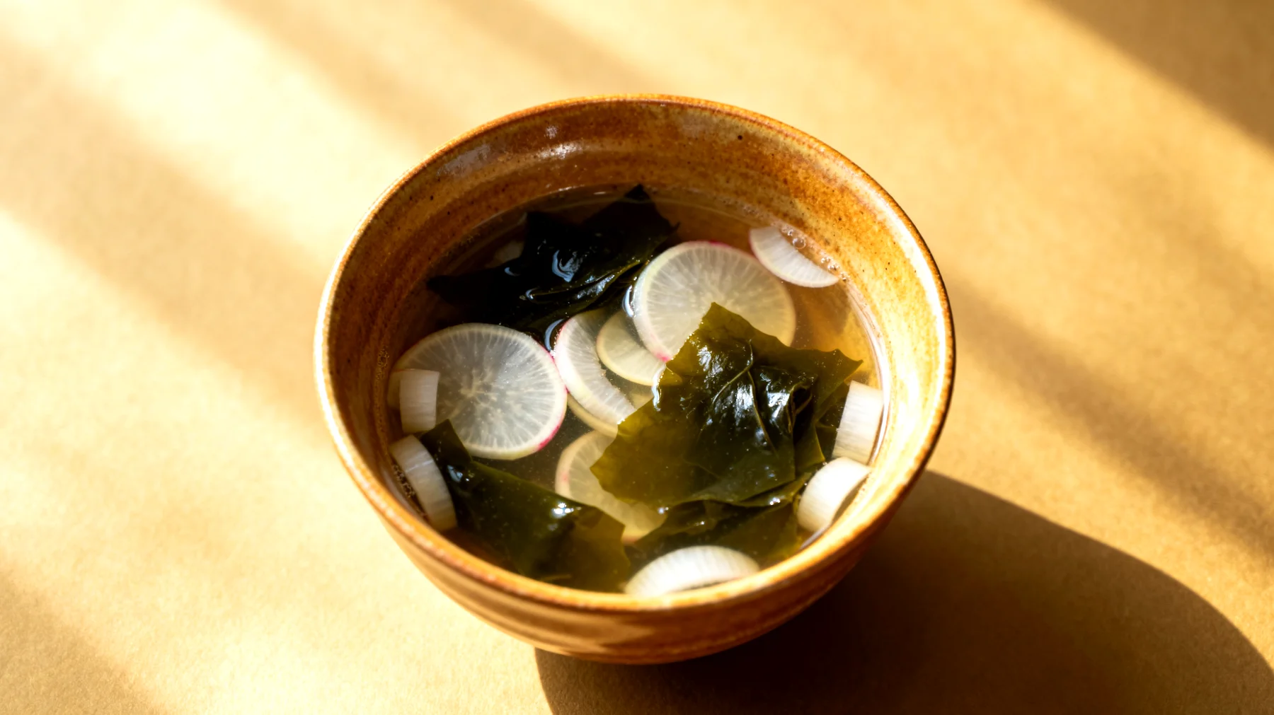 Miso-Suppe mit Wakame-Algen und Daikon-Rettich"