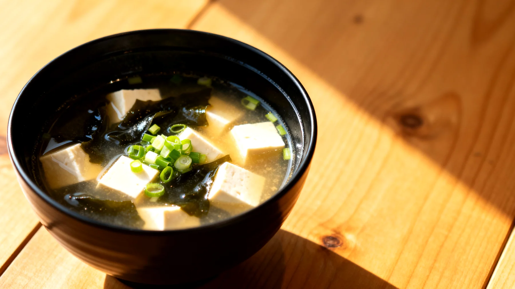 Miso-Suppe mit Wakame-Algen und Seidentofu"