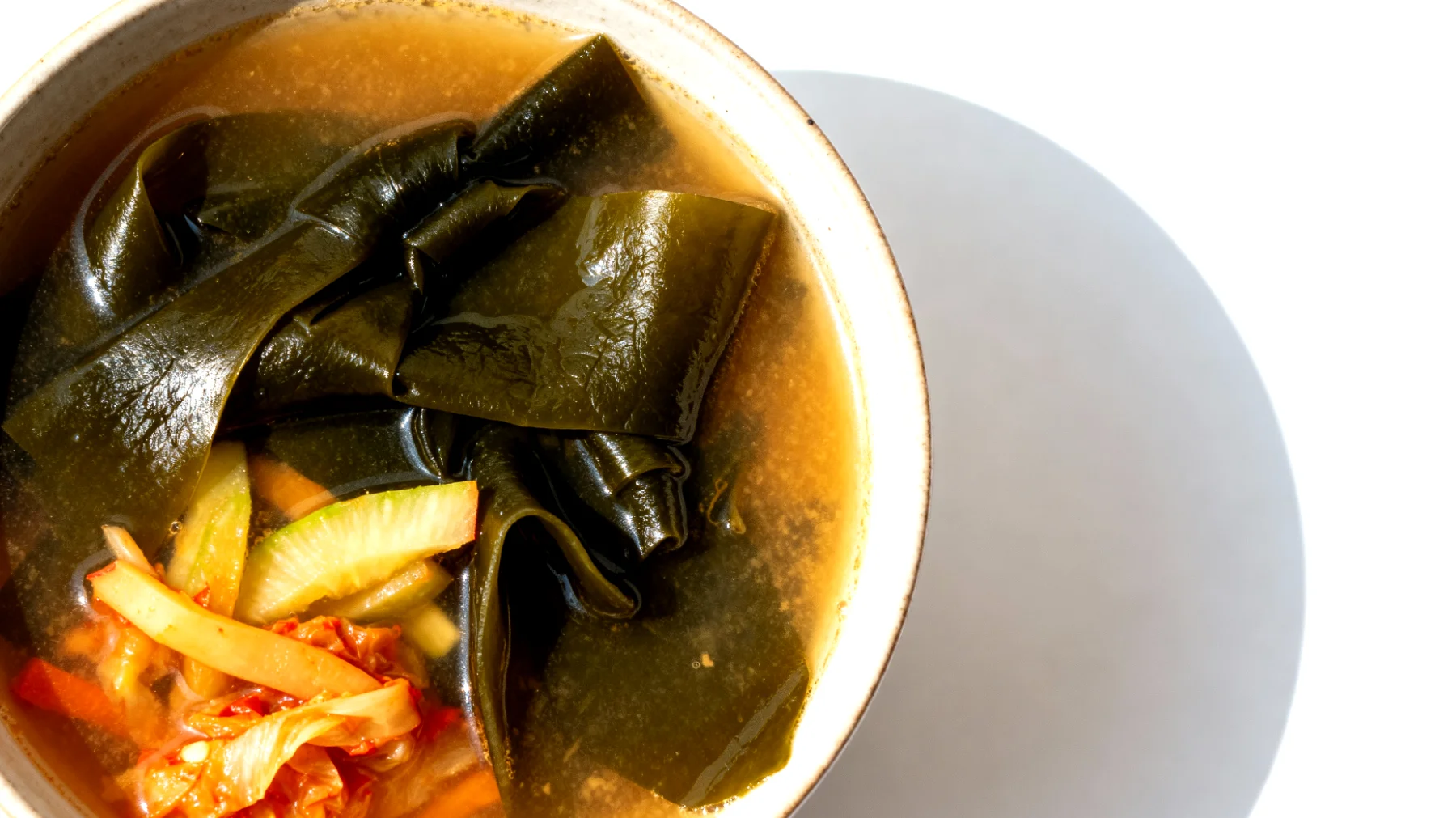 Miso-Suppe mit Wakame-Algen und fermentiertem Gemüse"