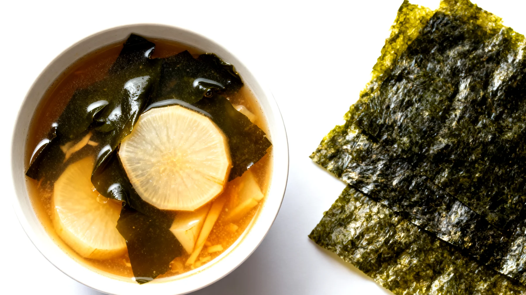 Miso-Suppe mit Wakame-Algen und fermentierten Rüben"