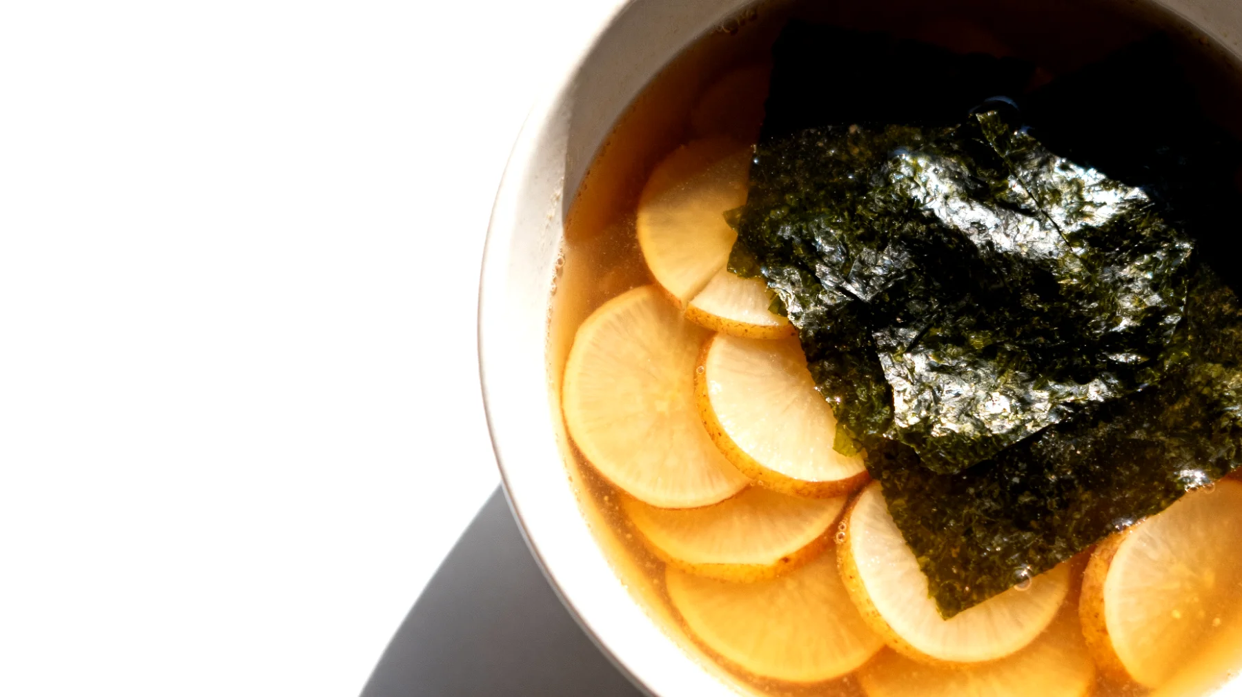 Miso-Suppe mit Wakame-Algen und fermentierten Rüben"