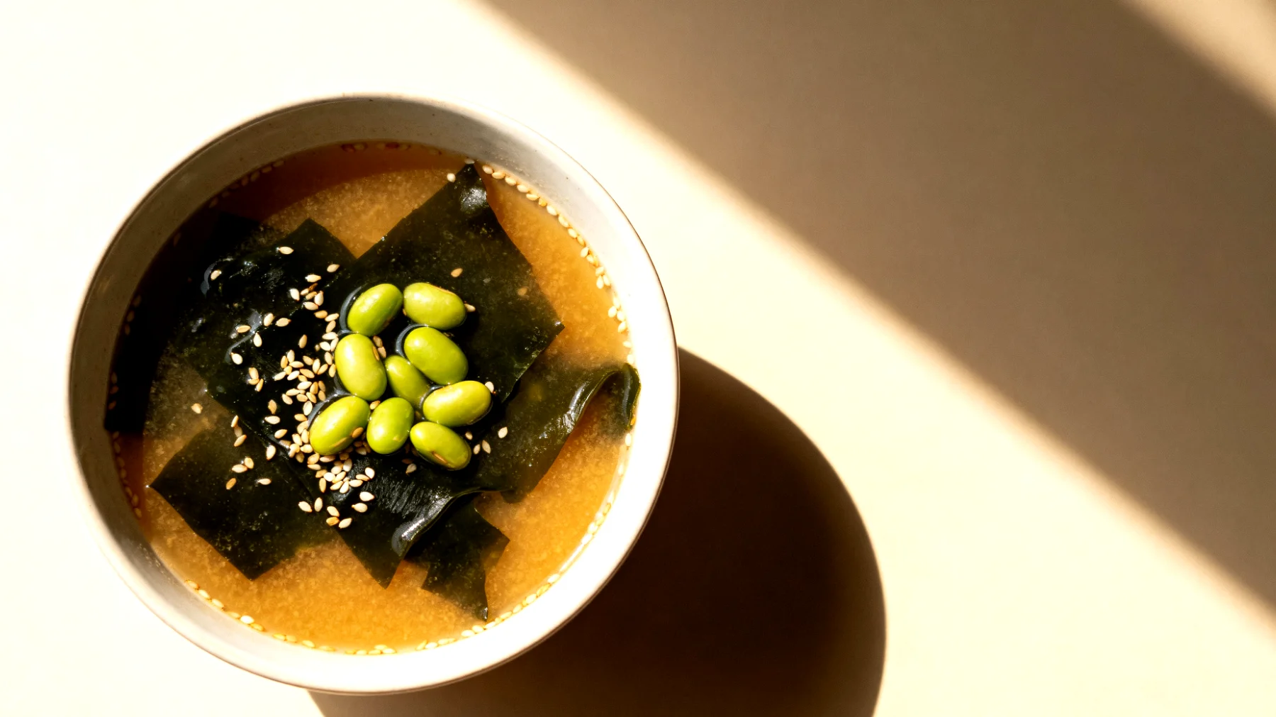 Miso-Suppe mit Wakame-Algen, Sesam und Edamame"