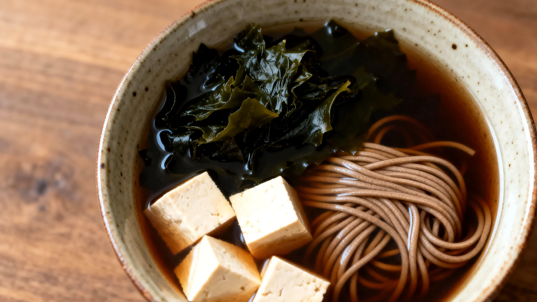 Miso-Suppe mit Wakame-Algen, Tofu und Buchweizennudeln (Soba)"