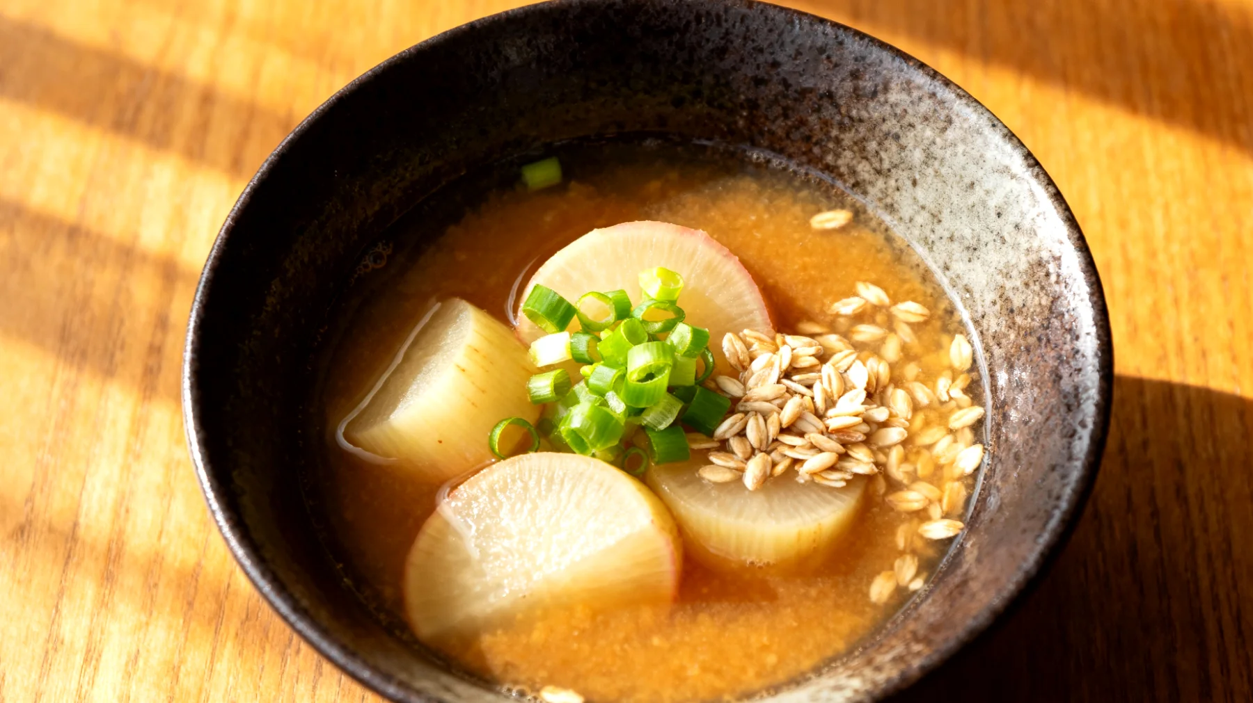 Miso-Suppe mit fermentierten Rüben und Hafer"