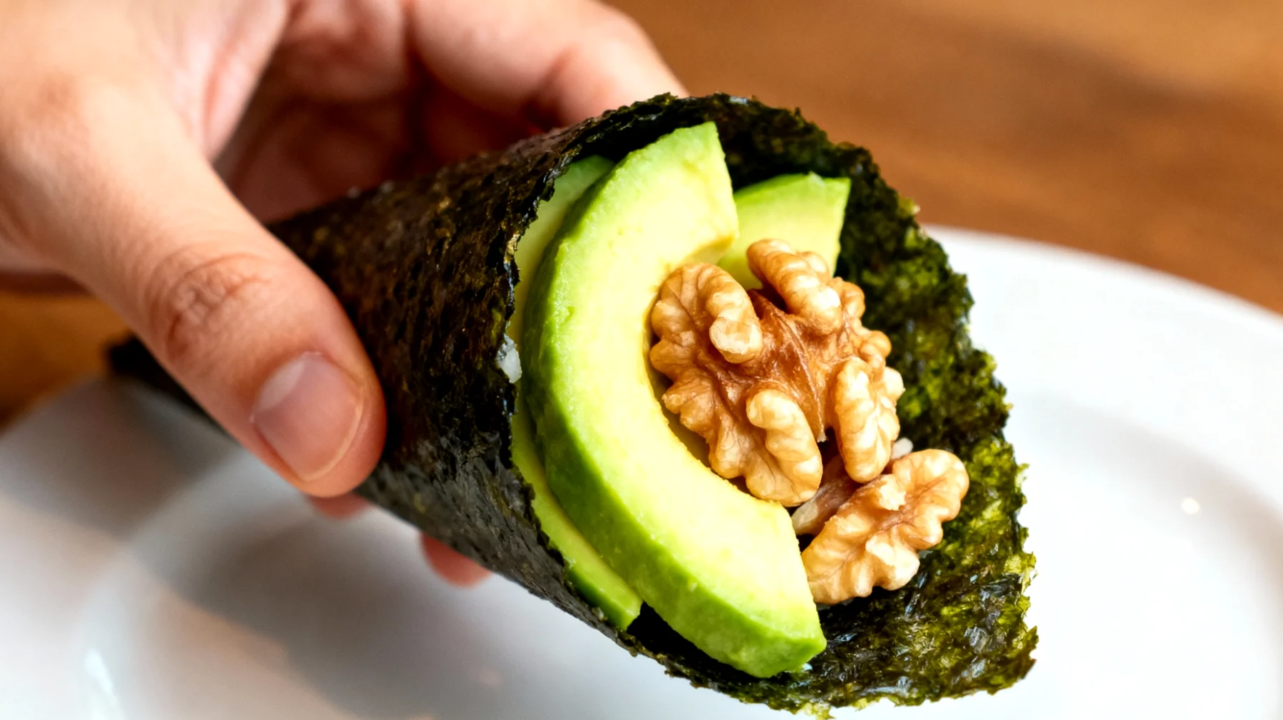 Nori-Blätter mit Walnüssen und Avocado (Temaki-Snack)"