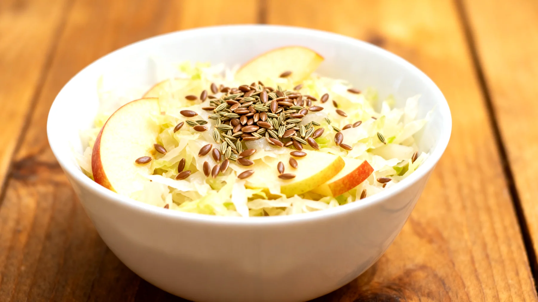 Sauerkraut-Apfel-Salat mit Leinsamen und Kümmel"