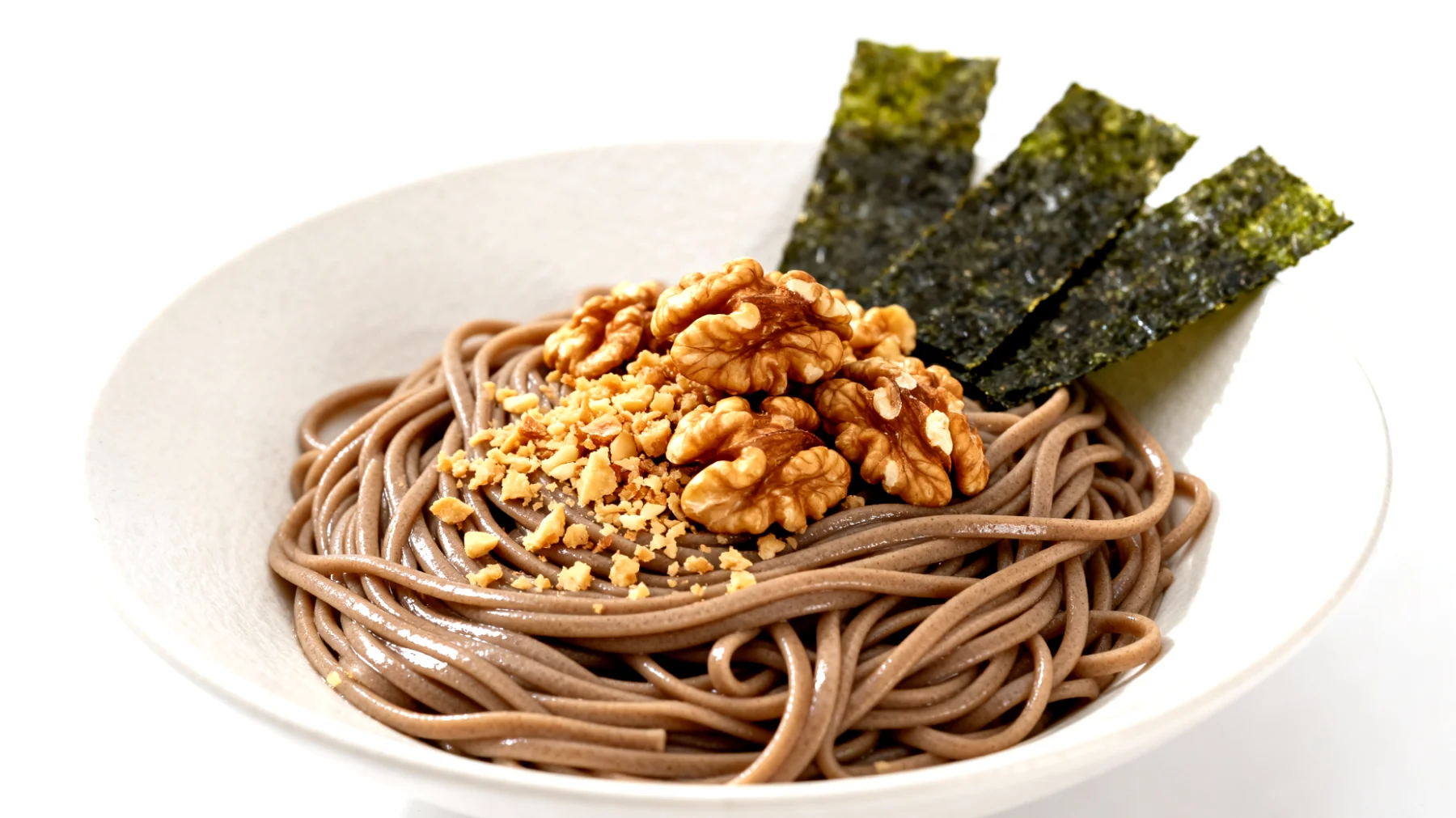 Soba-Nudeln mit Walnüssen und Algen (Nori)"