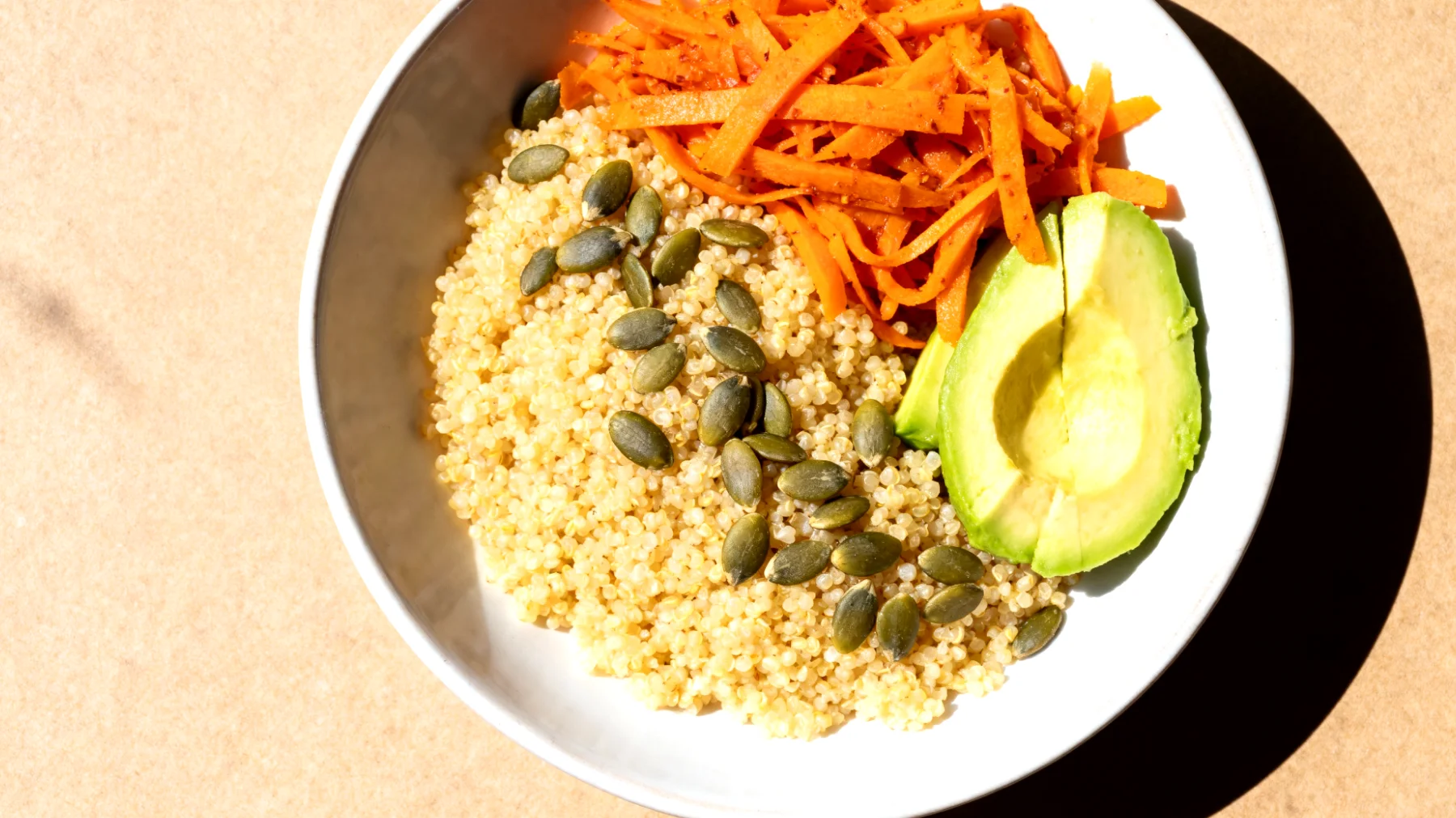 Hirse-Bowl mit Kürbiskernen, Avocado und fermentierten Karotten"