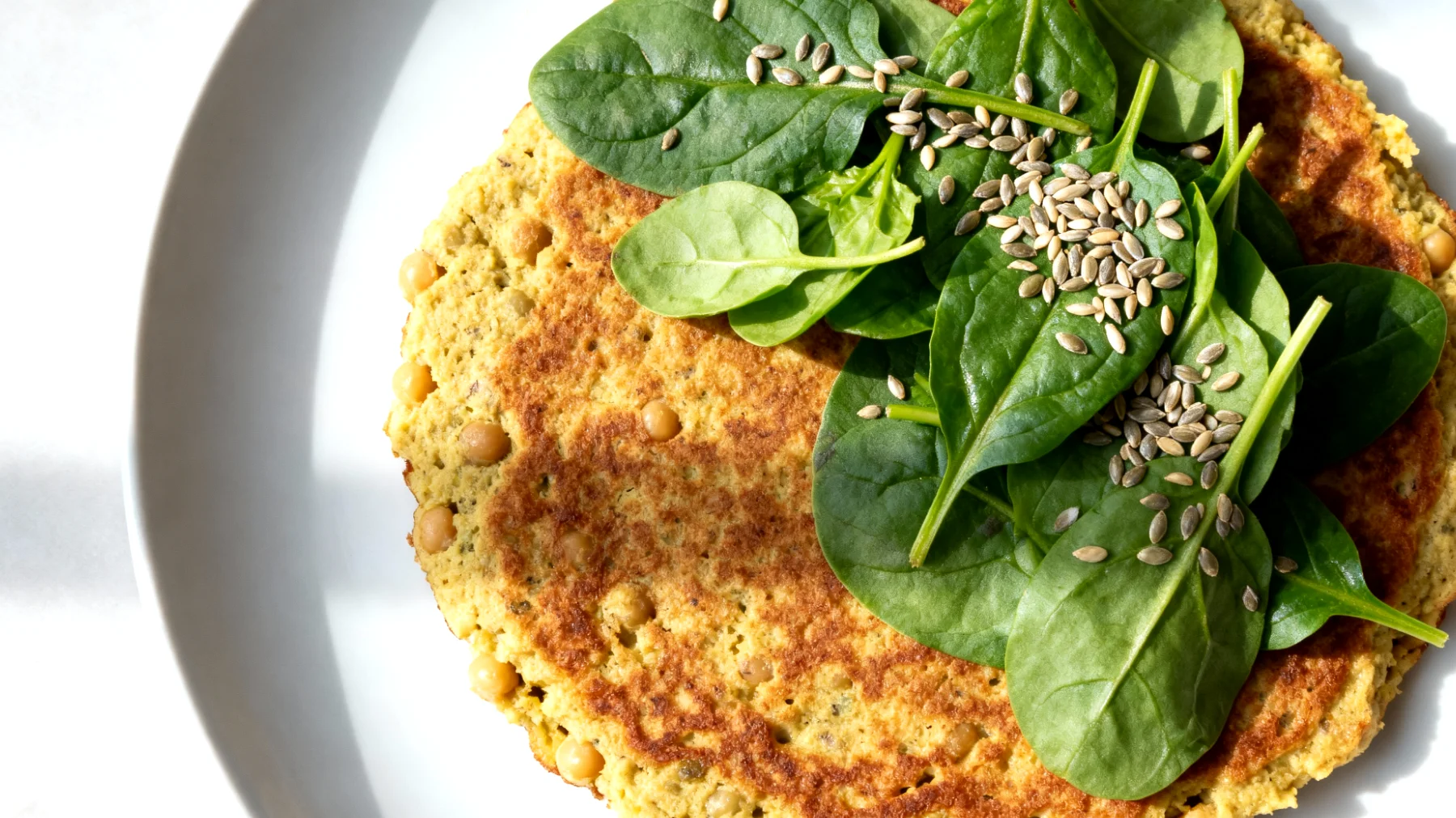 Kichererbsen-Pancakes mit Hanfsamen und Spinat (auch 'Socca-Variante' genannt)"