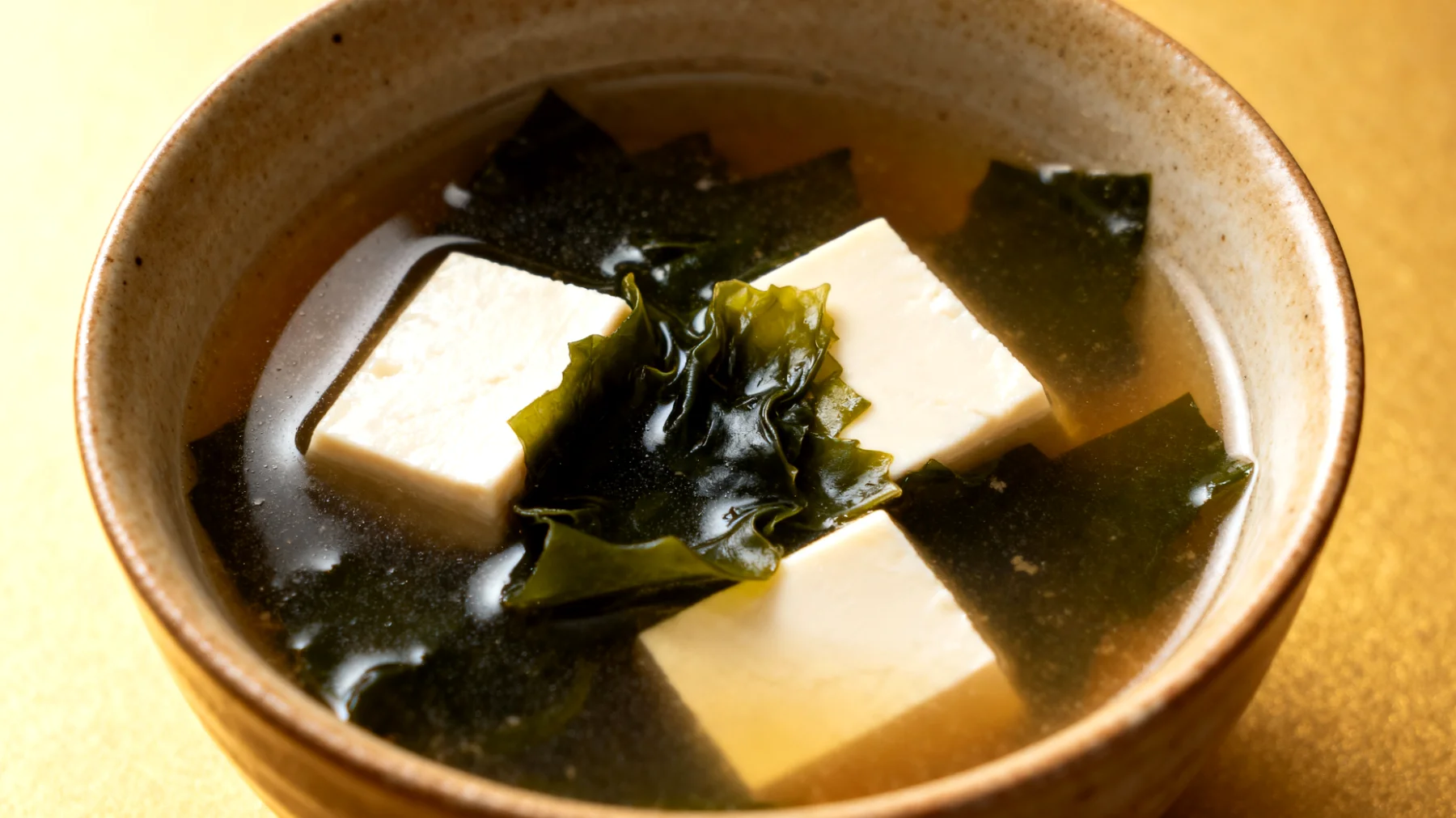 Miso-Suppe mit Wakame-Algen und Seidentofu"