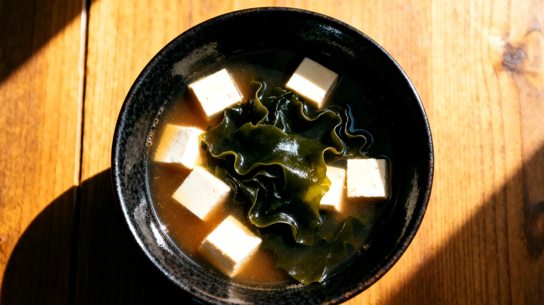 Miso-Suppe mit Wakame-Algen und Tofu"