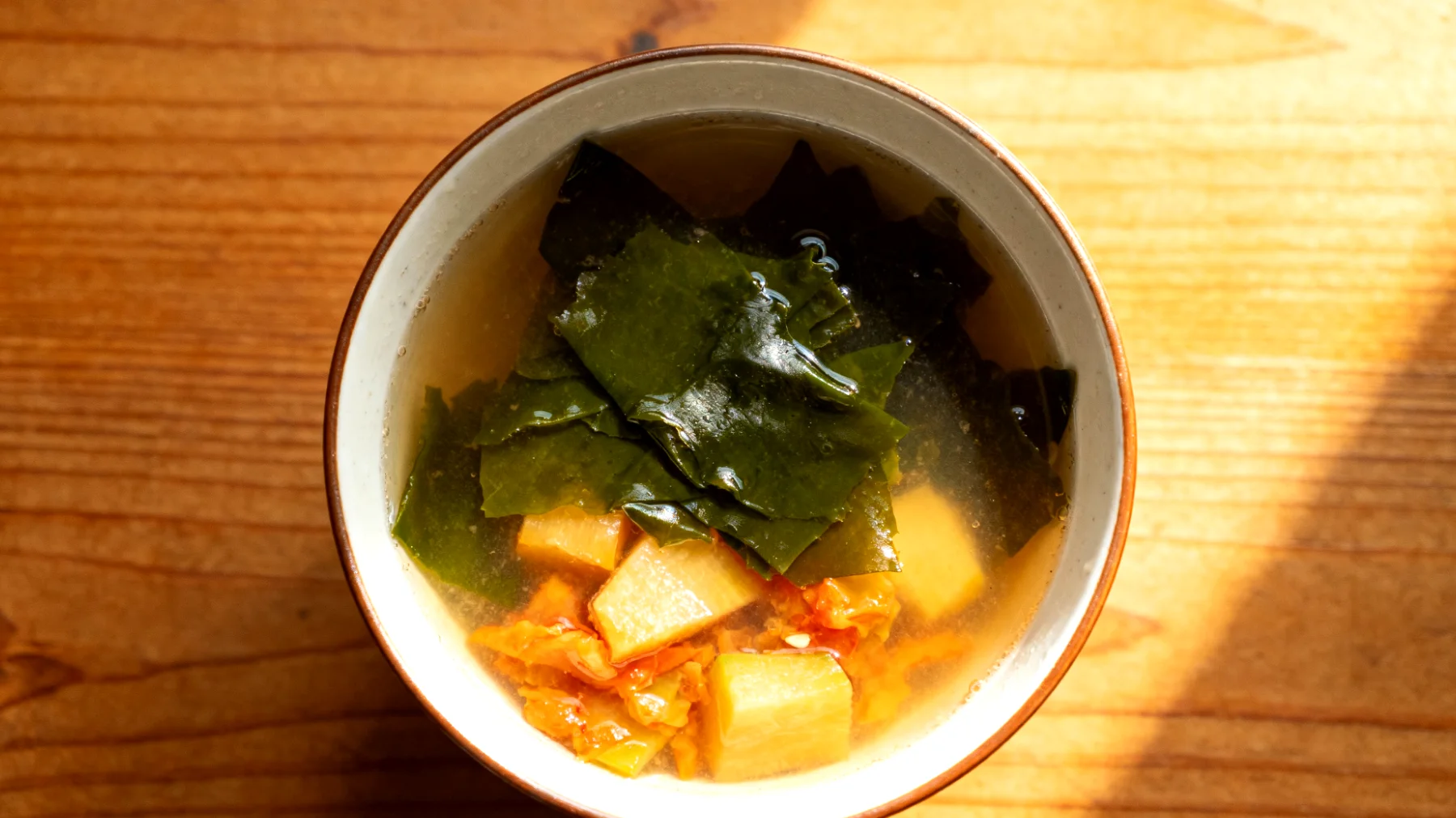 Miso-Suppe mit Wakame-Algen und fermentiertem Gemüse"