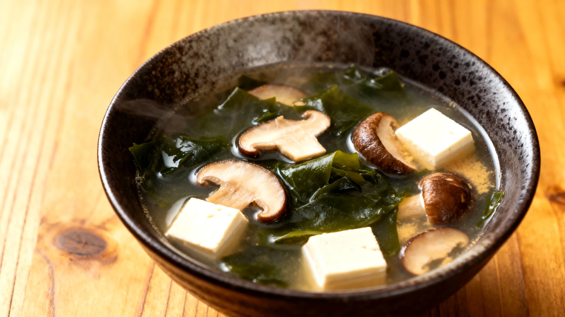 Miso-Suppe mit Wakame-Algen, Shiitake-Pilzen und Seidentofu"