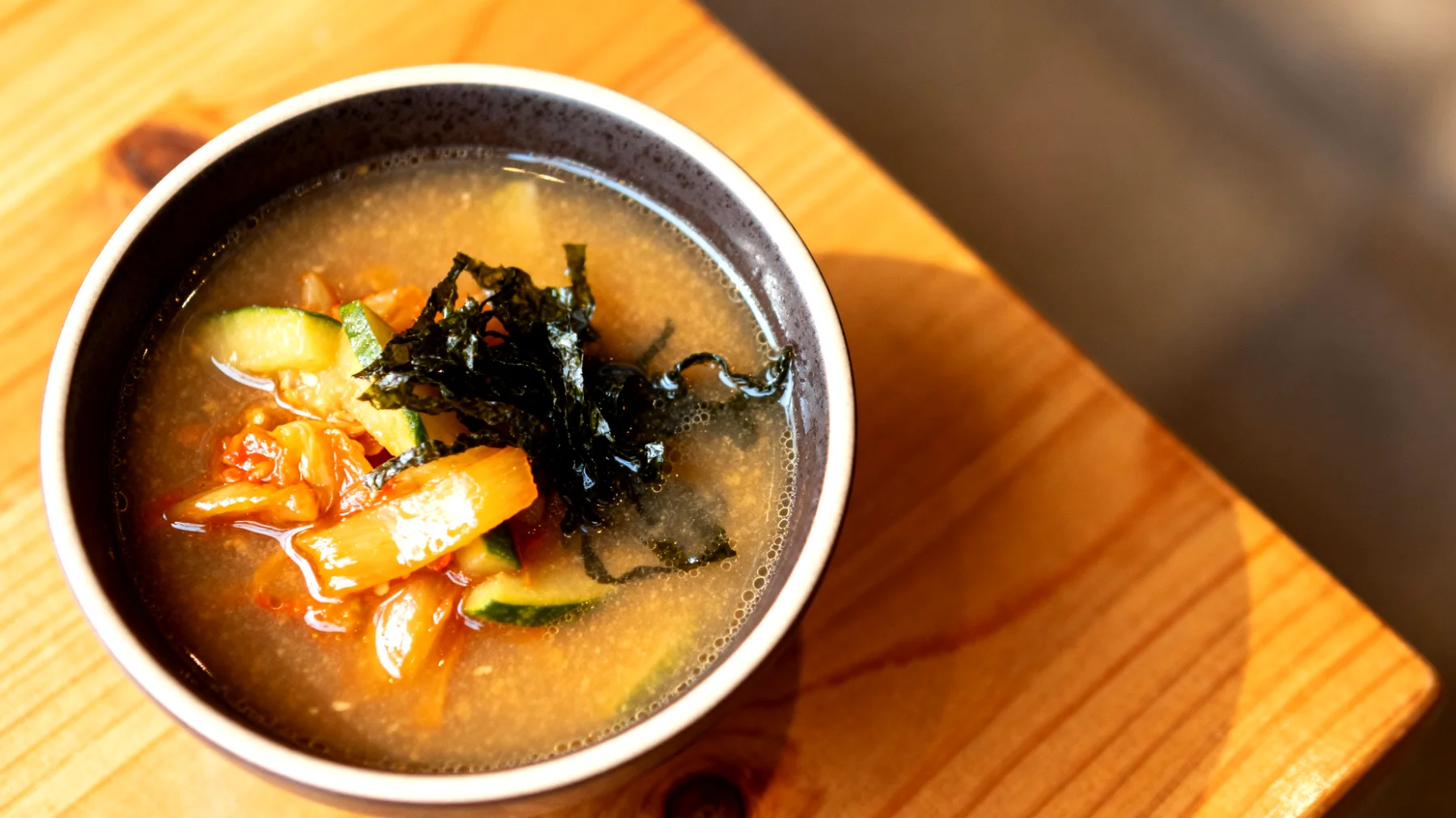 Miso-Suppe mit fermentiertem Gemüse (Sauerkraut oder Kimchi) und Algen"