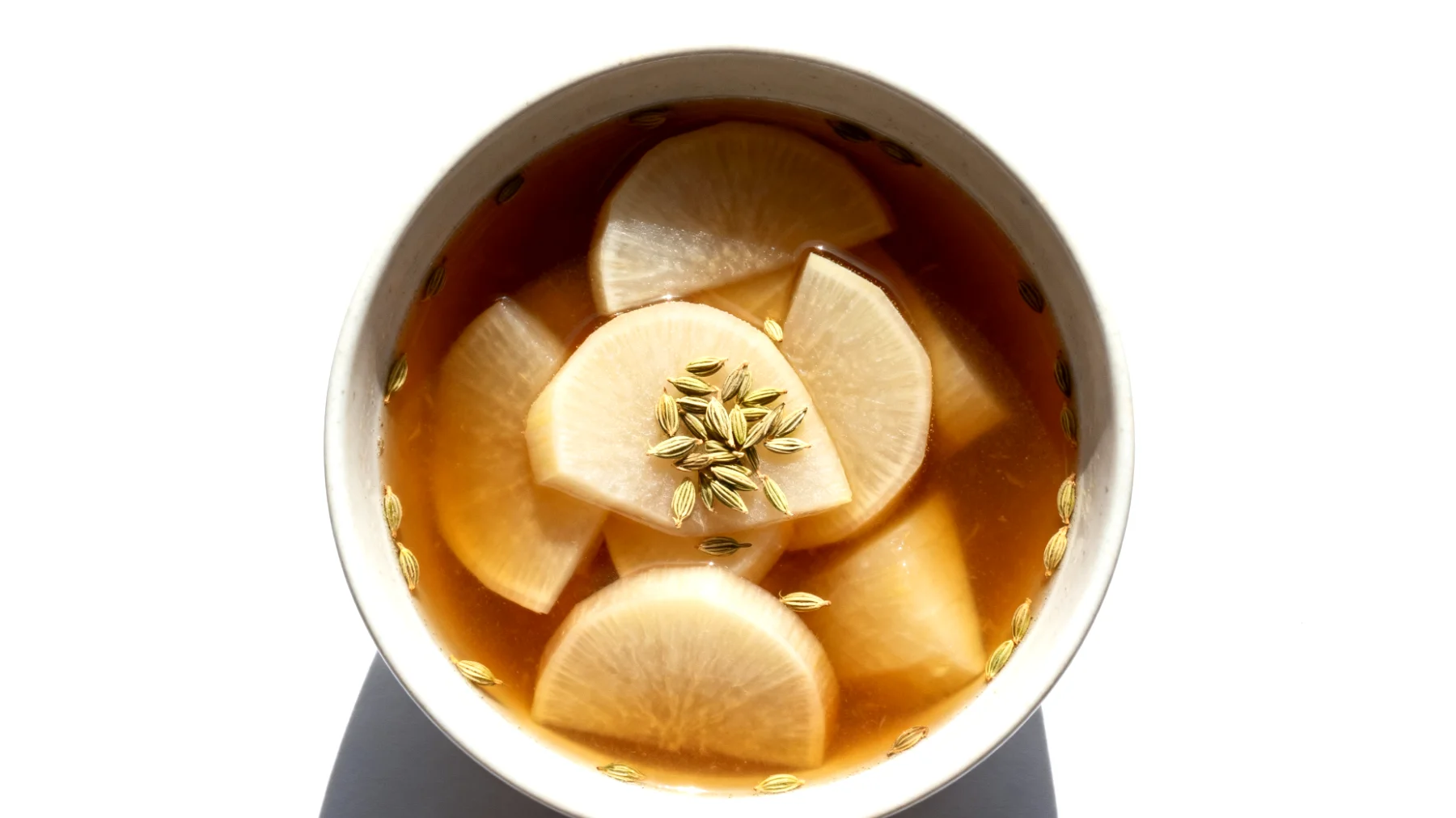 Miso-Suppe mit fermentierten Rüben und Fenchelsamen"